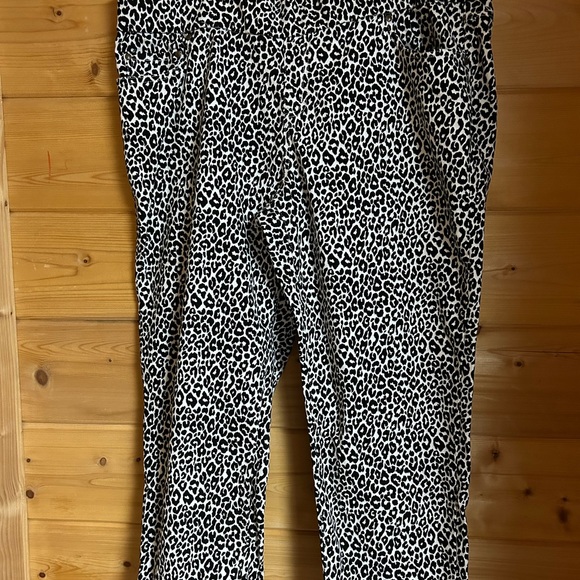 Women’s 24w petite jeans pants pockets animal print black white appears new - Picture 1 of 11